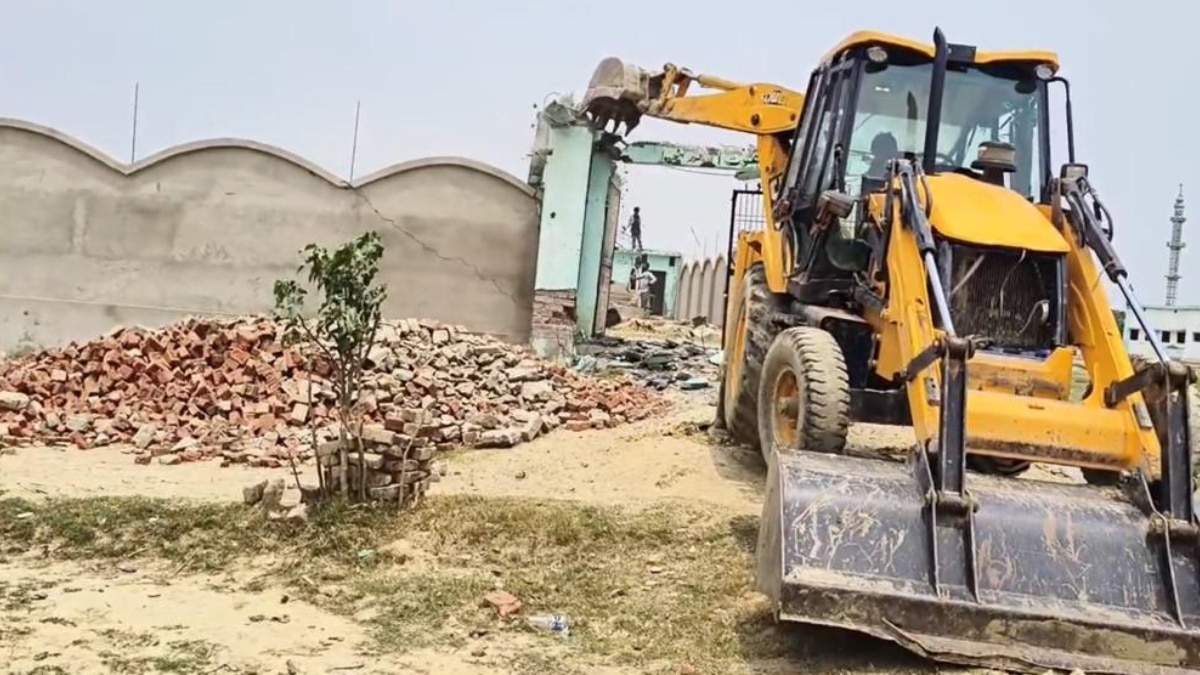 नेपाल बॉर्डर से सटे जिलों में चला योगी सरकार का बुलडोजर, 350 से ज्यादा अवैध धार्मिक स्थलों पर कार्रवाई
