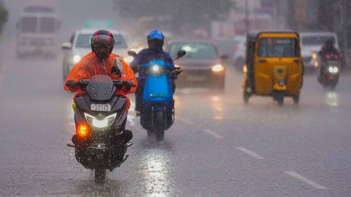 বৃহস্পতিবার পর্যন্ত তাপপ্রবাহের সতর্কবার্তা দক্ষিণবঙ্গে। পশ্চিমের শুষ্ক গরম হাওয়ার কারণে তাপপ্রবাহের সতর্কবার্তা। অন্যদিকে অক্ষরেখা উত্তরবঙ্গে। এর টানে প্রচুর জলীয় বাষ্প ঢুকবে বঙ্গোপসাগর থেকে। বিক্ষিপ্তভাবে বজ্রবিদ্যুৎসহ বৃষ্টি দক্ষিণবঙ্গে; আর ভারী থেকে অতি ভারী বৃষ্টির সতর্কতা উত্তরবঙ্গে।