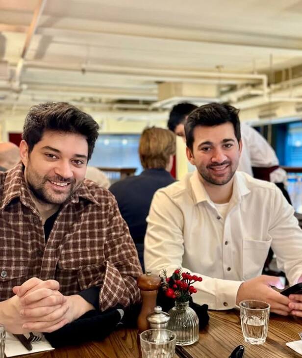 राजवीर के भाई करण देओल ने भी उन्हें बर्थडे विश किया. दोनों साथ में हंसते हुए नजर आए. करण ने भाई की तारीफ की.