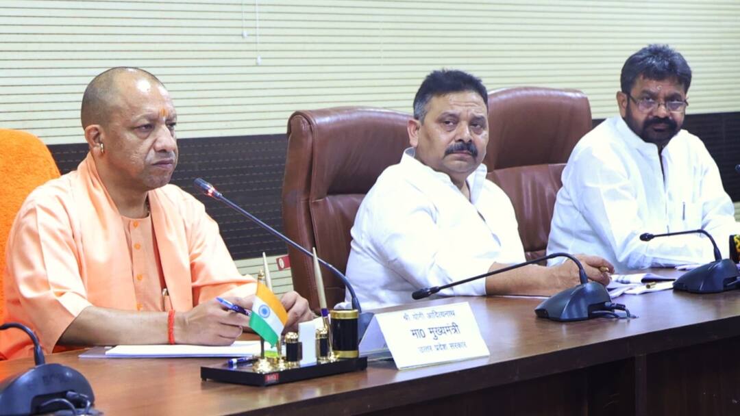 वाराणसी में सीएम योगी बोले- 'गौ तस्करों पर हो सख्त कार्रवाई, विकास कार्यों में ढिलाई बर्दाश्त नहीं' Cm Yogi Adityanath Varanasi Visit And Meeting With Officers and public representative ann वाराणसी में सीएम योगी बोले- 'गौ तस्करों पर हो सख्त कार्रवाई, विकास कार्यों में ढिलाई बर्दाश्त नहीं'