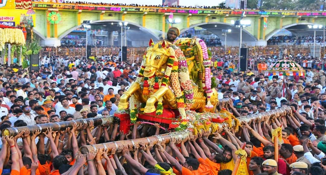 Kallazhagar, dressed in green silk, rose from the Vaigai River; Devotees held sugar lamps to pay their respects வைகை ஆற்றில் எழுந்தருளினார் கள்ளழகர் ; சர்க்கரை தீபம் ஏந்தி தரிசித்த பக்தர்கள்.!