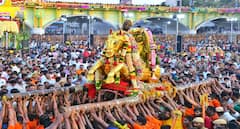 வைகை ஆற்றில் எழுந்தருளினார் கள்ளழகர் ; சர்க்கரை தீபம் ஏந்தி தரிசித்த பக்தர்கள்.!