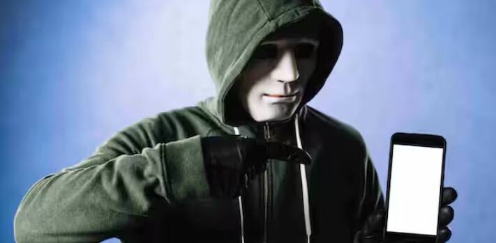 આ ફીચર્સ હવે મોટાભાગના નવા એન્ડ્રોઇડ સ્માર્ટફોનમાં આપવામાં આવી રહી છે. તેનો હેતુ ફોન ચોરીની ઘટનાને તાત્કાલિક શોધી કાઢવાનો અને યુઝર્સને ચેતવણી આપવાનો છે. તમે તમારા ફોનમાં આ ફીચર્સ સરળતાથી સેટ કરી શકો છો. આ માટે પહેલા તમારા સ્માર્ટફોનની સેટિંગ્સ ઓપન કરો.