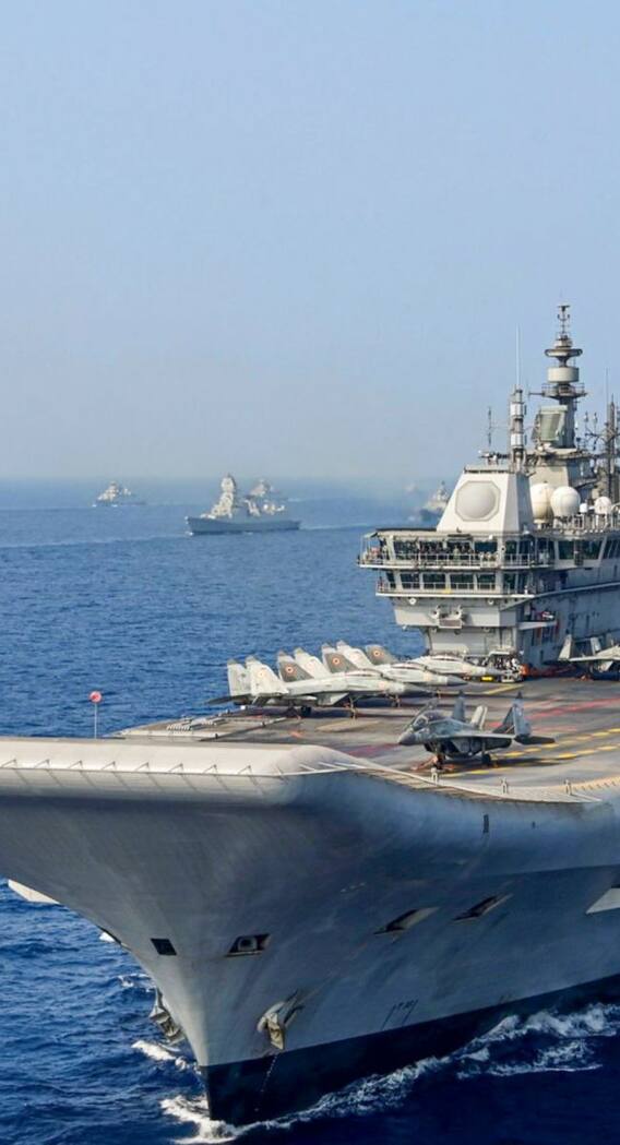 नेवी की फ्लीट में सबसे आगे कौन सा युद्धपोत रहता है?