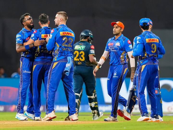 आईपीएल 2025 से चेन्नई सुपर किंग्स, राजस्थान रॉयल्स और सनराइजर्स हैदराबाद बाहर हो चुकी है. वहीं बाकी बची सात टीमों के बीच प्लेऑफ में जगह बनाने के लिए कड़ी टक्कर देखने को मिल रही है.