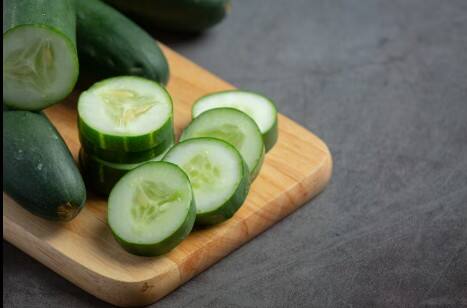 खीरा: खीरा सिर्फ खाने में नहीं, स्किन के लिए भी कमाल का है. इसके रस को कॉटन में लेकर चेहरे पर लगाएं या खीरे के स्लाइस सीधे रखें. ये स्किन को ठंडक देता है, पसीना कम करता है और टैनिंग से भी बचाता है.