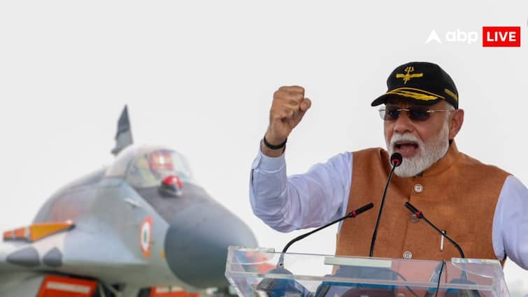 Operation sindoor PM Modi meet air force soldiers at Adampur airbase said Our army foils nuclear blackmail 'हमारी फौज न्यूक्लियर ब्लैकमेल की हवा निकाल देती है', आदमपुर एयरबेस पर जवानों से बोले पीएम मोदी