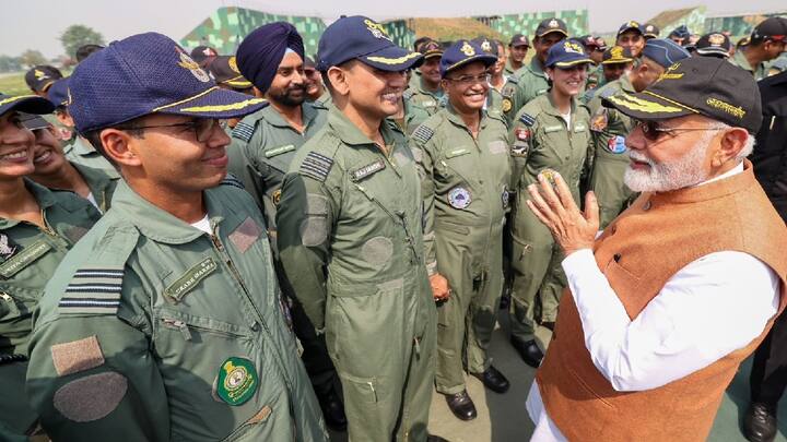 ऑपरेशन सिंदूरमध्ये एकूण 51 जण मारले गेल्याचं पाकिस्तानने म्हटलंय. त्यातले 11 सैनिक आहेत. त्यात 6 पाकिस्तान आर्मीचे तर 5 पाकिस्तान वायुदलाचे सैनिक आहेत.