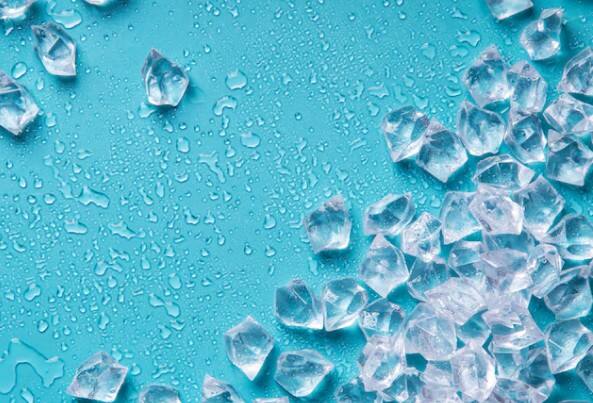 बर्फ से मसाज करना: बर्फ से मसाज करने से स्किन की गर्मी दूर होती है, पोर्स टाइट होते हैं और स्किन ग्लो करने लगती है. ध्यान रखें कि बर्फ सीधे न लगाएं, कपड़े में लपेट कर इस्तेमाल करें.