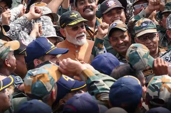 આદમપુર એરબેઝ એ ભારતના વ્યૂહાત્મક હવાઈ સંરક્ષણ સ્થળોમાંનું એક છે, જે ઉત્તરીય સરહદોની નજીક આવેલું છે. મોદીએ અહીં વાયુસેનાના પાયલટ્સ અને ટેકનિકલ સ્ટાફ સાથે વાતચીત કરી હતી.