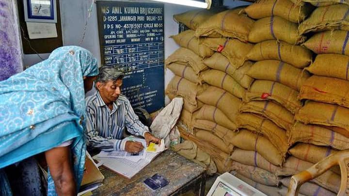 ऐसे गरीब जरूरतमंद लोगों को भारत सरकार नेशनल फूड सिक्योरिटी एक्ट के तहत फ्री राशन की सुविधा देती है. सरकार की इस सुविधा का लाभ लेने के लिए लोगों के पास राशन कार्ड होना जरूरी है. बिना इसके लाभ नहीं मिलेगा.