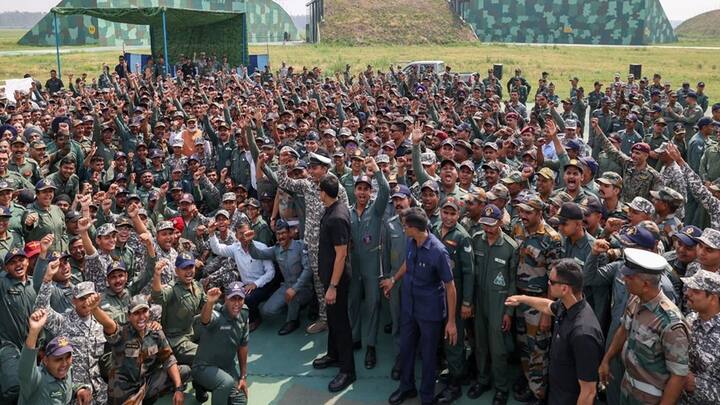 વડાપ્રધાન નરેન્દ્ર મોદીએ આજે સવારે કોઈપણ પૂર્વ સૂચના વિના આદમપુર એરબેઝ પહોંચ્યા હતા અને એરફોર્સના જવાનો સાથે મુલાકાત કરી હતી.