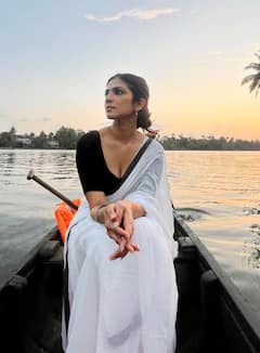 सफेद साड़ी में सादगी भरा अंदाज, केरल की खूबसूरती के बीच मालविका मोहनन की तस्वीरों ने इंटरनेट पर लगाई आग