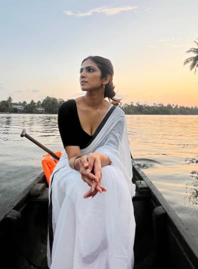 साउथ एक्ट्रेस मालविका मोहनन इन दिनों केरल की खूबसूरती के बीच क्वालिटी टाइम स्पेंड कर रही हैं.