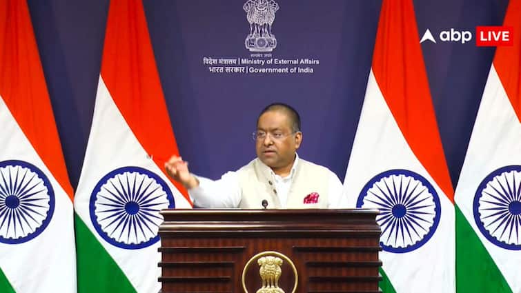 MEA Press Conference Kashmir Issue Donald Trump india pakistan tension Randhir Jaiswal Mediation by another country on Kashmir not acceptable 'कश्मीर पर दूसरे देश की मध्यस्थता मंजूर नहीं', ट्रंप को भारत का सीधा जवाब