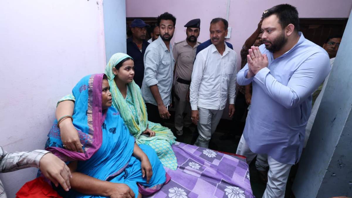 ‘इम्तियाज साहब की शहादत पर गुमान है’, सारण में शहीद के परिवार से मिले तेजस्वी यादव, कहा- बिहार कभी पीछे नहीं….