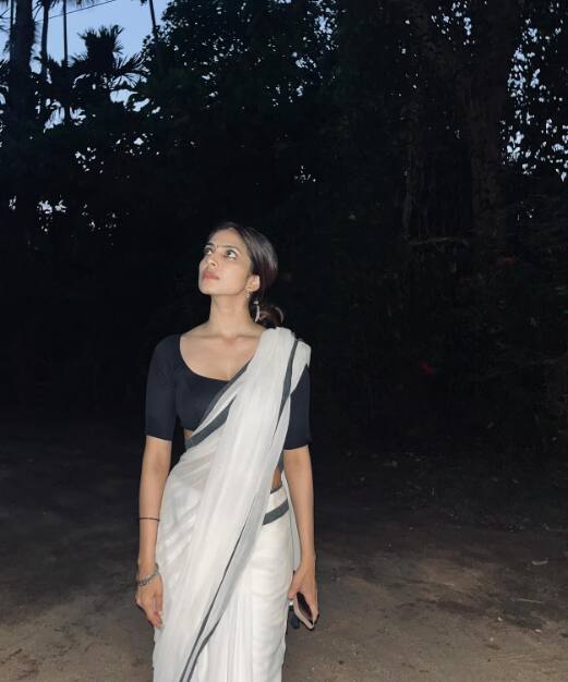 मालविका सिनेमैटोग्राफर के यू मोहनन की बेटी हैं. उन्होंने अपना एक्टिंग करियर साल 2013 में आई मलयालम फिल्म पट्ट पोले से शुरू किया था. वे 2017 में हिंदी फिल्म बियॉन्ड द क्लाउडमस में भी नजर आ चुकी हैं.