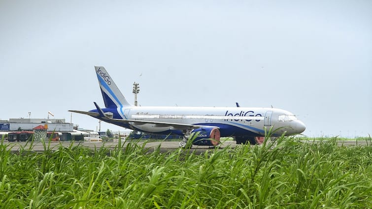 Bomb threat IndiGo flight 6E 5227 operating from Kolkata to Mumbai moved to isolation bay airport ANN Flight Bomb Threat: इंडिगो के प्लेन में बम की धमकी, कोलकाता एयरपोर्ट पर उतारे गए यात्री