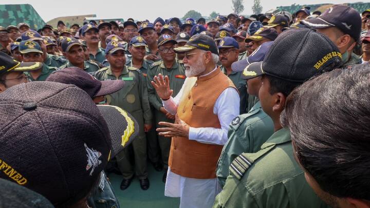 पंतप्रधान नरेंद्र मोदी यांनी आज (13 मे) सकाळी पंजाबमधील आदमपूर हवाई तळाला भेट दिली. वायुदलाच्या बहाद्दर हवाई योद्ध्यांची नरेंद्र मोदींनी कौतुकाने पाठ थोपटली. तत्पूर्वी रविवारी भाषणातून पाकिस्तानला चांगलंच ठणकावलं आहे.