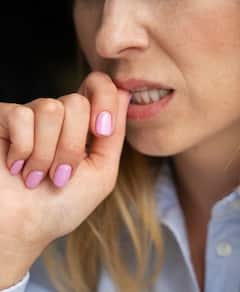 ਨਹੁੰ ਚਬਾਉਣ ਦੀ ਆਦਤ, ਤੁਹਾਨੂੰ ਖੜ੍ਹਾ ਕਰ ਦਿੰਦੀ ਬਿਮਾਰੀਆਂ ਦੇ ਦਰਵਾਜ਼ੇ ਦੇ ਅੱਗੇ, ਜਾਣੋ ਨੁਕਸਾਨ