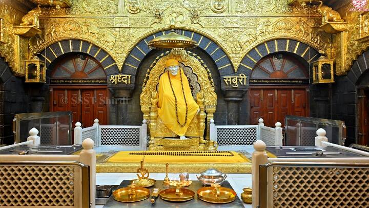 साईबाबा चरणी दरवर्षी कोट्यवधींचे दान अर्पण केले जाते. त्यामध्ये मौल्यवान दागिन्यांचाही समावेश असतो, विशेष म्हणजे कालच दुबईतील एका भक्ताने 270 ग्रॅम सोन्याचे ओम साई राम हे नाव अर्पण केले आहे.