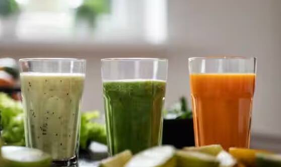 શરીરને ડિટોક્સ કરવું ખૂબ જ મહત્વપૂર્ણ છે: ધૂમ્રપાન છોડ્યા પછી શરીરમાં એકઠા થયેલા ઝેરી તત્વોને દૂર કરવા મહત્વપૂર્ણ છે. પુષ્કળ પાણી પીવો, એન્ટીઑકિસડન્ટથી ભરપૂર ફળો અને જ્યુસ પીવો અને આલ્કોહોલ ટાળો. આનાથી શરીર પોતાને રિપેયર કરવાનું શરૂ કરી દે છે.