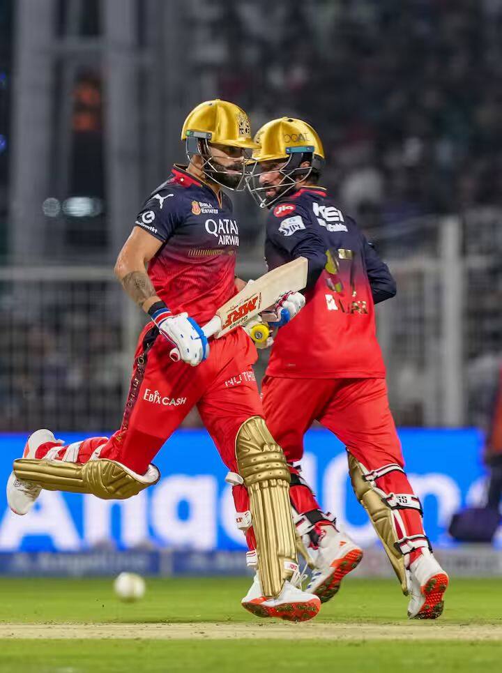 IPL 2025: भारत-पाकिस्तानदरम्यान निर्माण झालेल्या युद्धजन्य परिस्थितीमुळे स्थगित करण्यात आलेल्या आयपीएलचे उर्वरित 17 सामने 17 मेपासून पुन्हा खेळविण्यात येतील. भारतीय क्रिकेट नियामक मंडळाने (बीसीसीआय) याबाबतचे नवे वेळापत्रक जाहीर केले असून, प्ले ऑफ आणि अंतिम सामन्याचे स्थळ अद्याप जाहीर केलेले नाहीत. यंदाचा अंतिम सामना 3 जून रोजी खेळवण्यात येणार आहे.