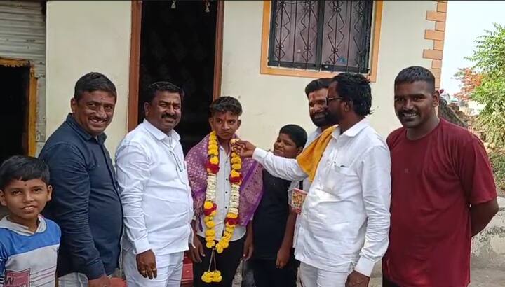 या पठ्ठ्यानं आज जाहीर झालेल्या दहावीच्या निकालात सगळ्या विषयांत काठावर पास होत दहावीचा टप्पा पार केला.