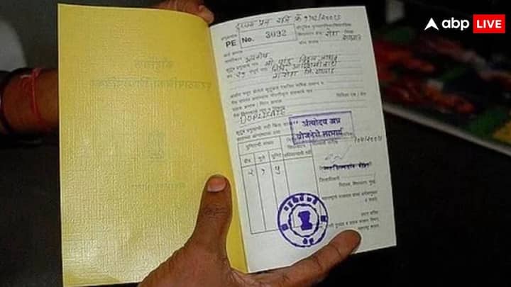 Ration Card Rules: देश में करोड़ों लोगों के पास राशन कार्ड मौजूद है. राशन कार्ड पर राशन के अलावा और भी सरकारी सुविधाएं मिलती हैं.  लेकिन आप करते हैं यह गलतियां तो कैंसिल हो सकता है राशन कार्ड.