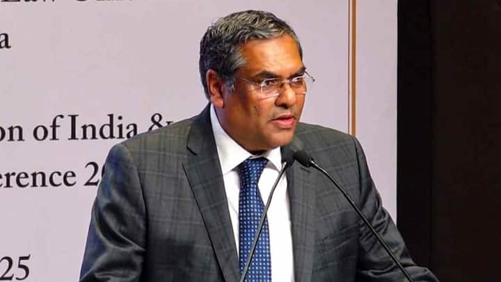 CJI को रिटायरमेंट के बाद सरकारी आवास, सुरक्षा गार्ड्स, नौकर और ड्राइवर के साथ रिटायरमेंट के बाद भी सुप्रीम कोर्ट में अन्य कानूनी मामलों में मदद, सलाह देने का अधिकार और अन्य सुविधाएं मिलती रहती हैं.