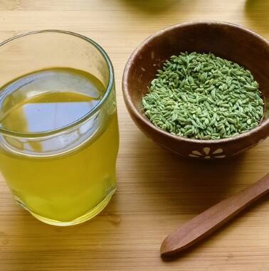 ਜੇਕਰ ਤੁਸੀਂ ਭਾਰ ਘਟਾਉਣਾ ਚਾਹੁੰਦੇ ਹੋ, ਤਾਂ ਸੌਂਫ ਦਾ ਪਾਣੀ ਇੱਕ ਵਧੀਆ ਆਪਸ਼ਨ ਹੈ। ਇਹ ਮੈਟਾਬੋਲਿਜ਼ਮ ਨੂੰ ਵਧਾਉਂਦਾ ਹੈ ਅਤੇ ਸਰੀਰ ਵਿੱਚ ਜਮ੍ਹਾਂ ਹੋਈ ਵਾਧੂ ਚਰਬੀ ਨੂੰ ਘਟਾਉਣ 'ਚ ਮਦਦ ਕਰਦਾ ਹੈ। ਸਵੇਰੇ ਖਾਲੀ ਪੇਟ ਇਸਨੂੰ ਪੀਣ ਨਾਲ ਚਰਬੀ ਬਰਨਿੰਗ ਪ੍ਰਕਿਰਿਆ ਤੇਜ਼ ਹੁੰਦੀ ਹੈ।