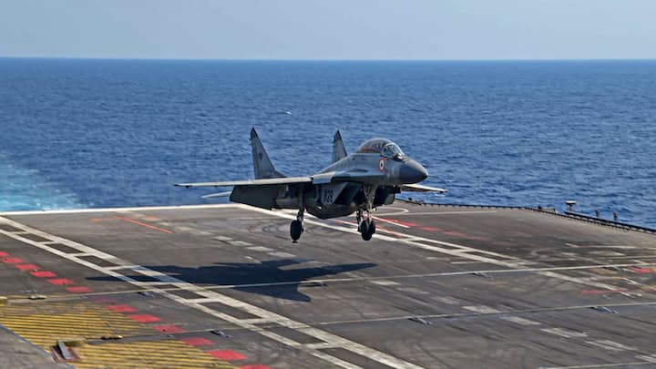 राफेल फाइटर जेट को फ्रांस की मशहूर कंपनी डसॉल्ट एविएशन (Dassault Aviation) बनाती है. यह कंपनी कई दशकों से दुनिया के बेहतरीन फाइटर प्लेन्स बना रही है.