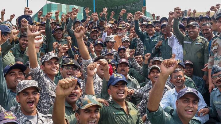 रविवारी रात्री देशवासीयांना संबोधित केल्यानंतर पंतप्रधान नरेंद्र मोदी आज सकाळी कोणतीही सूचना न देता थेट वायुदलाच्या हवाई योद्धांची भेट घेतली. आदमपूर हवाई तळ (पंजाब) हा भारतीय हवाई दलाच्या मिग-29 चा तळ आहे. येथील स्क्वॉड्रनला ब्लॅक आर्चर्स म्हणून ओळखले जाते.