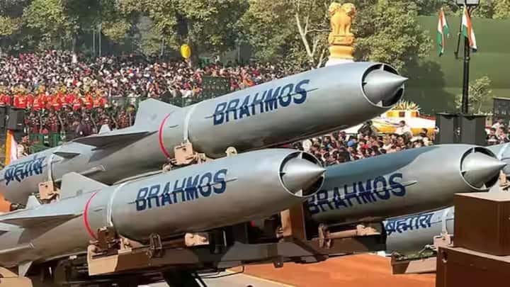 તેની રેન્જ 25-45 કિલોમીટર છે અને તે 18,000 મીટરની ઊંચાઈએ લક્ષ્યોને ફટકારી શકે છે. તાજેતરમાં, આકાશ દ્વારા પાકિસ્તાનના હુમલાઓનો સંપૂર્ણ અંત લાવવામાં આવ્યો હતો.