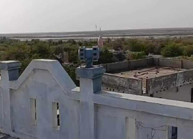 Sirens installed in villages in the border area of ​​Banaskantha, sound will be heard for three km બનાસકાંઠાના સરહદી વિસ્તારના ગામોમાં લગાવાયા સાયરન, ત્રણ કિમી સુધી સંભળાશે અવાજ