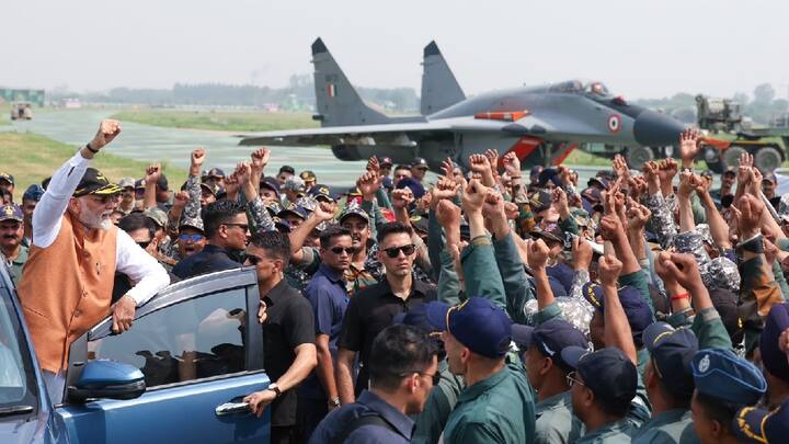 त्यामध्ये सीमारेषेपासून 100 किलोमीटर आत असलेल्या बहावलपूर येथील जैश-ए-मोहम्मद या अतिरेकी संघटनेच्या तळाचाही समावेश होता. भारताने क्षेपणास्त्र डागून हे सर्व तळ उद्ध्वस्त केले होते.