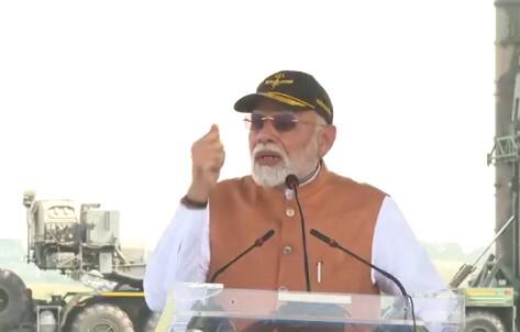 'સેનાએ રચ્યો ઈતિહાસ, ઓપરેશન સિંદૂરની ગુંજ આખી દુનિયાએ સાંભળી', આદમપુર એરબેઝમાં બોલ્યા PM મોદી pm modi interaction with air warriors and soldiers at afs adampur 'સેનાએ રચ્યો ઈતિહાસ, ઓપરેશન સિંદૂરની ગુંજ આખી દુનિયાએ સાંભળી', આદમપુર એરબેઝમાં બોલ્યા PM મોદી