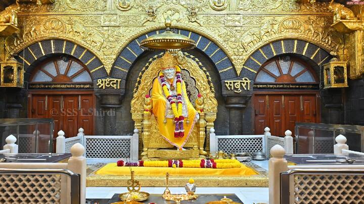 साईबाबांचे दर्शन घेण्यासाठी आलेल्या भाविकांकडून साईचरणी दान अर्पण केले जाते, त्यामध्ये सोने, चांदी, मौल्यवान दागिने आणि रोकडस्वरुपात दान दिले जाते. आता, शिर्डी साई संस्थानकडे असलेल्या सोन्याची माहिती संस्थानचे मुख्य कार्यकारी अधिकारी गोरक्ष गाडीलकर यांनी पत्रकार परिषदेतून दिली.