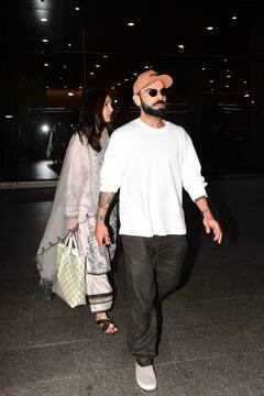 Anushka-Virat Pics: प्रेमानंद महाराज का आशीर्वाद लेकर मुंबई लौटे अनुष्का-विराट, व्हाइट सूट में एक्ट्रेस का दिखा स्टाइलिश लुक