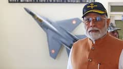 पाकिस्तान को वॉर्निंग देने के बाद अचानक आदमपुर एयरबेस पहुंचे पीएम मोदी, वायुसेना के जवानों से मिले, तस्वीरें