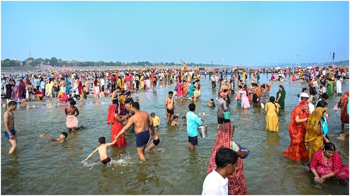 Devotees turned up in huge numbers at the confluence of the Ganga, Yamuna, and the Saraswati in Prayagraj. (Image Source: PTI)