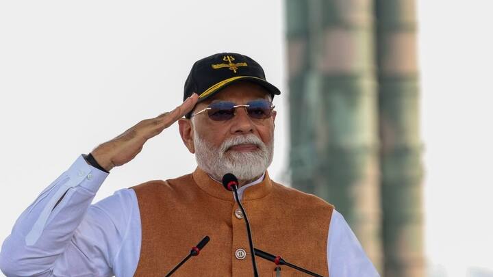 पहलगाम दहशतवादी हल्ल्यात 26 भारतीय पर्यटकांना गोळ्या घालून ठार मारण्यात आले होते. या हल्ल्याला प्रत्युत्तर म्हणून भारतीय सैन्याने 'ऑपरेशन सिंदूर' राबवून पाकव्याप्त काश्मीरमधील 9 दहशतवादी तळ उद्ध्वस्त केले होते.