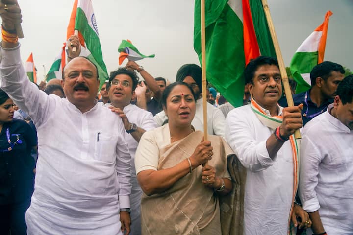 बीजेपी के बड़े नेता जैसे राष्ट्रीय महासचिव तरुण चुघ, दिल्ली की सीएम रेखा गुप्ता, दिल्ली बीजेपी अध्यक्ष वीरेंद्र सचदेवा, केंद्रीय राज्यमंत्री हर्ष मल्होत्रा, सांसद मनोज तिवारी, बांसुरी स्वराज, कपिल मिश्रा समेत कई विधायक और पार्षद शामिल हुए.