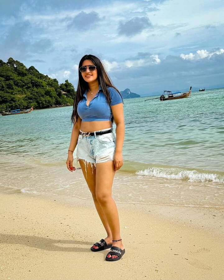 స్రవంతి చోకరపు థాయ్‌లాండ్ వెళ్లిన సంగతి తెలిసిందే. అక్కడ ఆవిడ డెనిమ్ షార్ట్, క్రాప్ టాప్ టీ షర్ట్ ధరించి షికారు చేశారు. (Image Courtesy: sravanthi_chokarapu / Instagram)