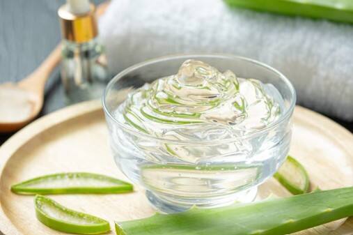 एलोवेरा जेल: एलोवेरा स्किन को न सिर्फ ठंडक देता है, बल्कि पसीने और गंदगी से होने वाले पिंपल्स को भी रोके रखता है. रात को सोने से पहले एलोवेरा जेल लगाएं और सुबह धो लें. स्किन दिनभर फ्रेश और सॉफ्ट रहेगी.