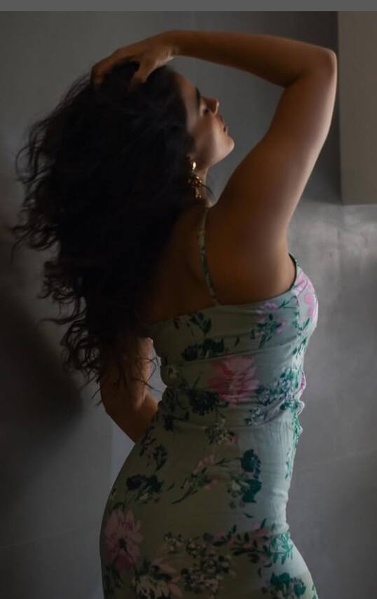 શૉર્ટ્સમાં કેતિકા શર્માનો મદહોશ અંદાજ થઇ રહ્યો છે વાયરલ