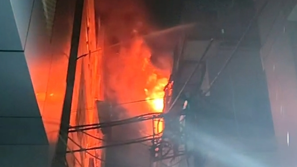 Delhi Fire: दिल्ली के बीएम गुप्ता अस्पताल में लगी आग, फायर ब्रिगेड की 11 गाड़ियां मौके पर