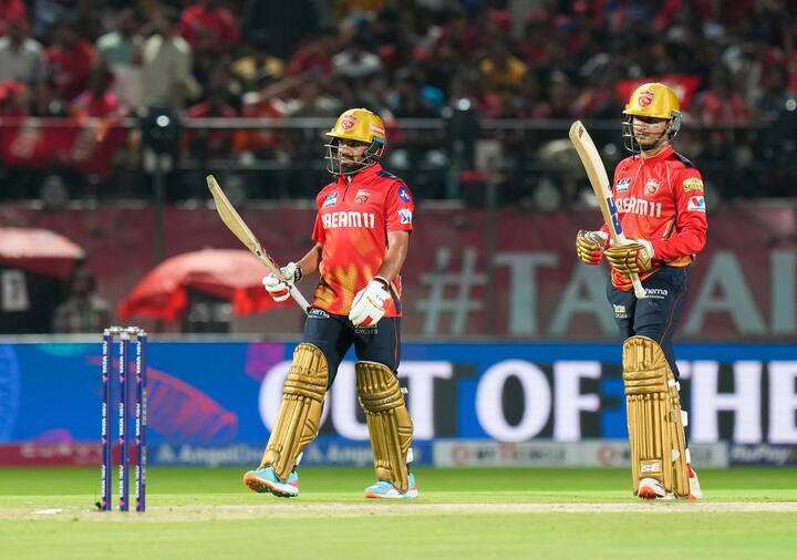 पुराने शेड्यूल के मुताबिक फाइनल 25 मई को कोलकाता के ईडन गार्डन्स में होने वाला था. वहीं अब फाइनल मुकाबला 3 जून को होगा. रिपोर्ट्स के मुताबिक अब फाइनल मैच कोलकाता के बजाय अहमदाबाद के नरेंद्र मोदी स्टेडियम में खेला जाएगा.