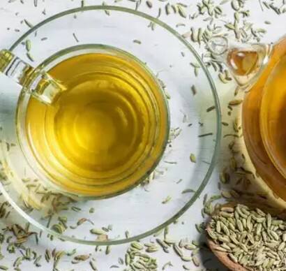 ਸੌਂਫ ਦਾ ਪਾਣੀ ਠੰਡਕ ਦਿੰਦਾ ਹੈ, ਇਸ ਲਈ ਇਸਦਾ ਪਾਣੀ ਪੀਣ ਨਾਲ ਸਰੀਰ ਦਾ ਤਾਪਮਾਨ ਕੰਟਰੋਲ ਵਿੱਚ ਰਹਿੰਦਾ ਹੈ। ਇਹ ਗਰਮੀ ਕਾਰਨ ਹੋਣ ਵਾਲੀ ਬੇਅਰਾਮੀ, ਸਿਰ ਦਰਦ ਅਤੇ ਘਬਰਾਹਟ ਨੂੰ ਘਟਾਉਂਦਾ ਹੈ। ਇਸਨੂੰ ਪੀਣ ਨਾਲ ਹੀਟ ਸਟ੍ਰੋਕ ਦਾ ਖਤਰਾ ਵੀ ਘੱਟ ਜਾਂਦਾ ਹੈ।