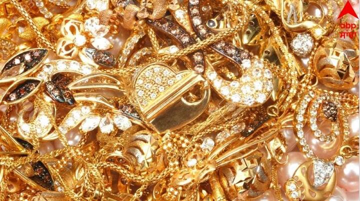 Gold Silver Rate Today: ਸੋਨੇ ਦੀ ਮੰਗ ਵਿੱਚ ਲਗਾਤਾਰ ਵਾਧਾ ਹੋ ਰਿਹਾ ਹੈ। ਪਿਛਲੇ ਕੁਝ ਦਿਨਾਂ ਵਿੱਚ ਇਸ ਦੀਆਂ ਕੀਮਤਾਂ ਅਸਮਾਨ ਨੂੰ ਛੂਹਣ ਤੋਂ ਬਾਅਦ, ਹੁਣ ਇਸ ਵਿੱਚ ਭਾਰੀ ਗਿਰਾਵਟ ਦੇਖੀ ਜਾ ਰਹੀ ਹੈ।